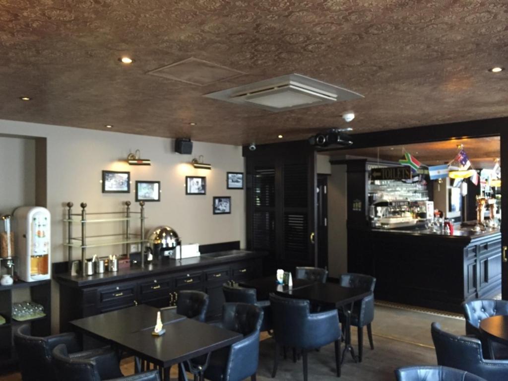 Le Celtic Hotel Le Thillay Екстериор снимка