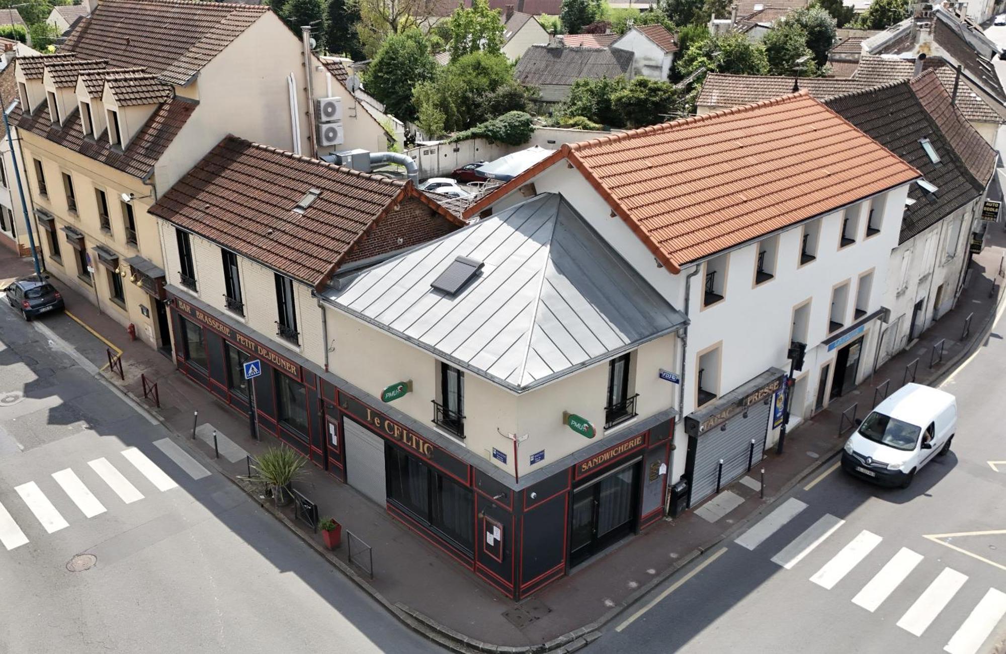 Le Celtic Hotel Le Thillay Екстериор снимка