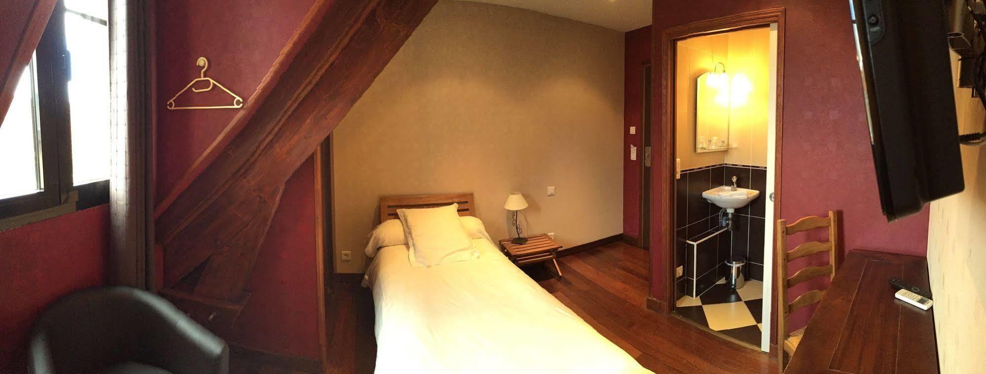 Le Celtic Hotel Le Thillay Екстериор снимка