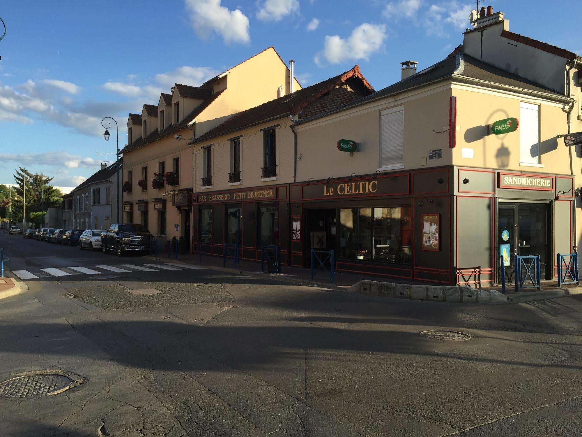 Le Celtic Hotel Le Thillay Екстериор снимка