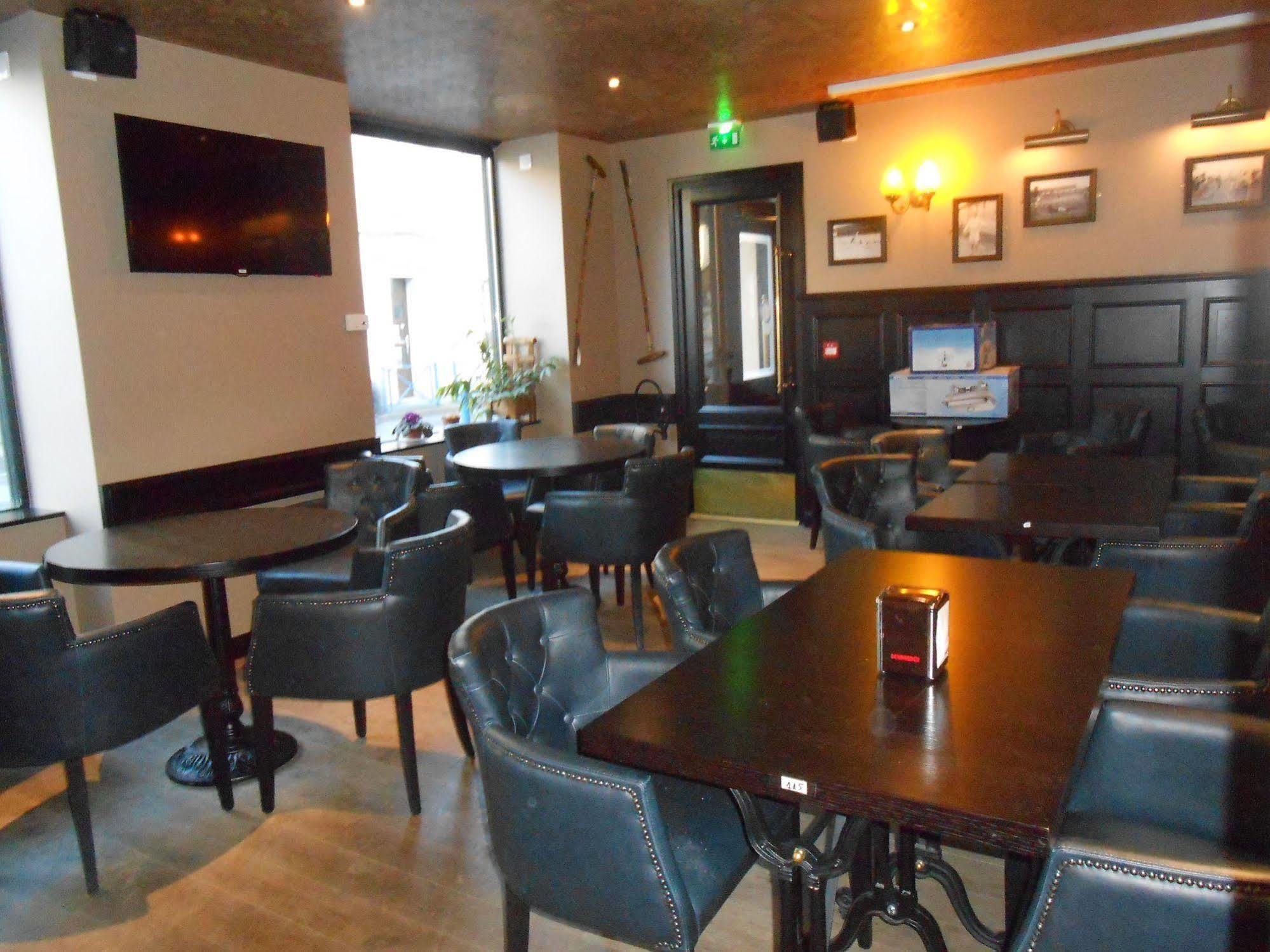 Le Celtic Hotel Le Thillay Екстериор снимка