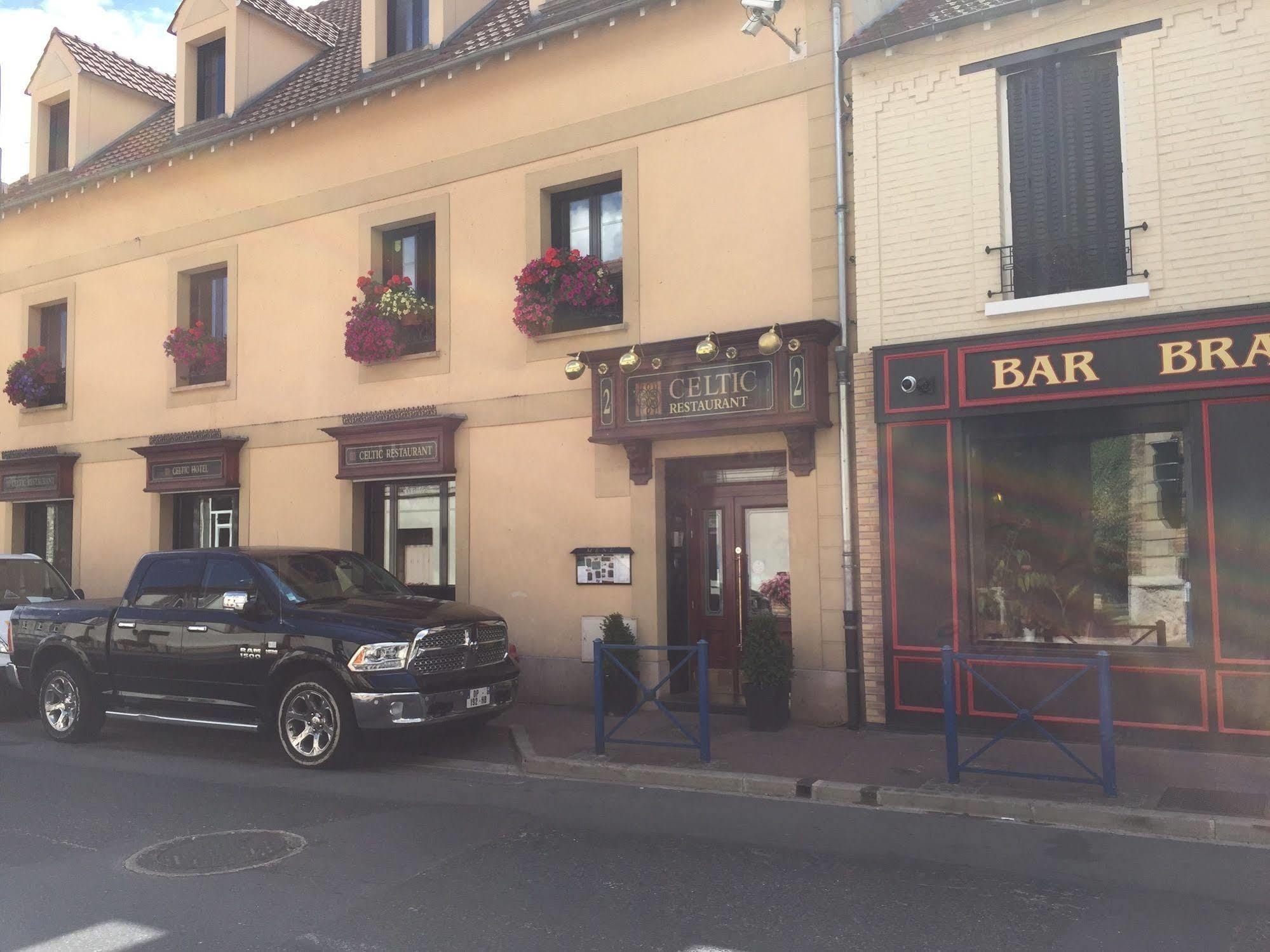 Le Celtic Hotel Le Thillay Екстериор снимка
